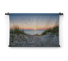 Zandduinen op het strand bij zonsondergang