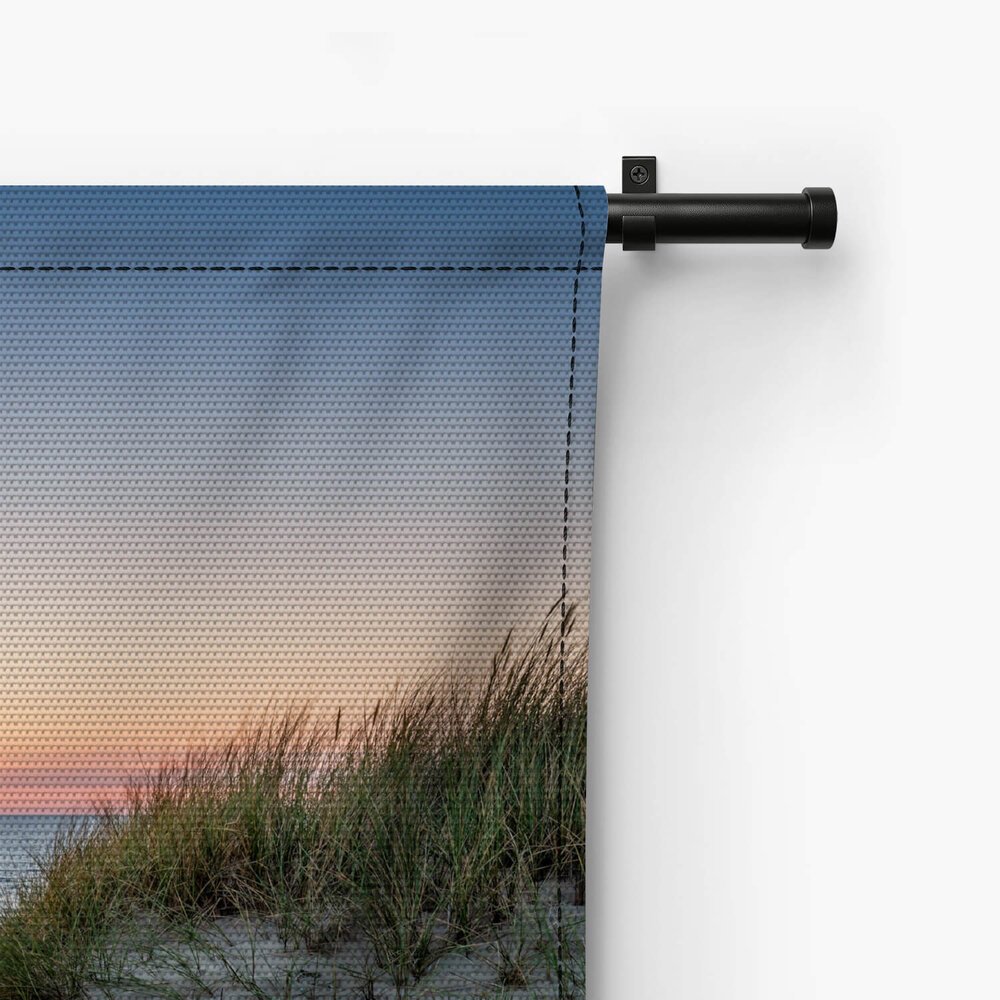 Zandduinen op het strand bij zonsondergang
