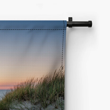 Zandduinen op het strand bij zonsondergang
