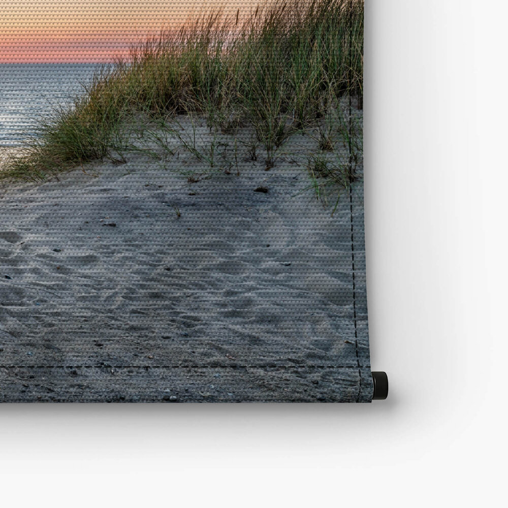 Zandduinen op het strand bij zonsondergang
