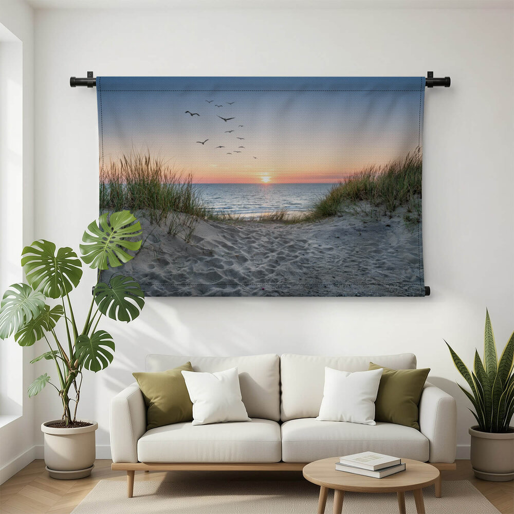 Zandduinen op het strand bij zonsondergang