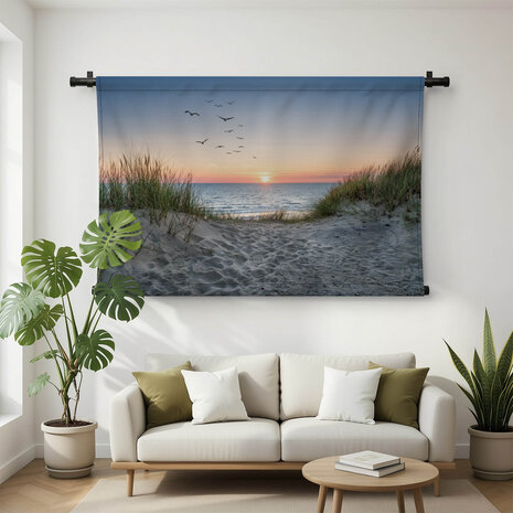 Zandduinen op het strand bij zonsondergang