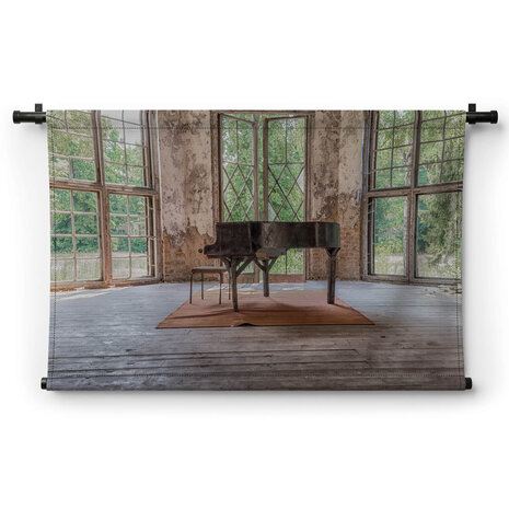 Piano in een verlaten landhuis