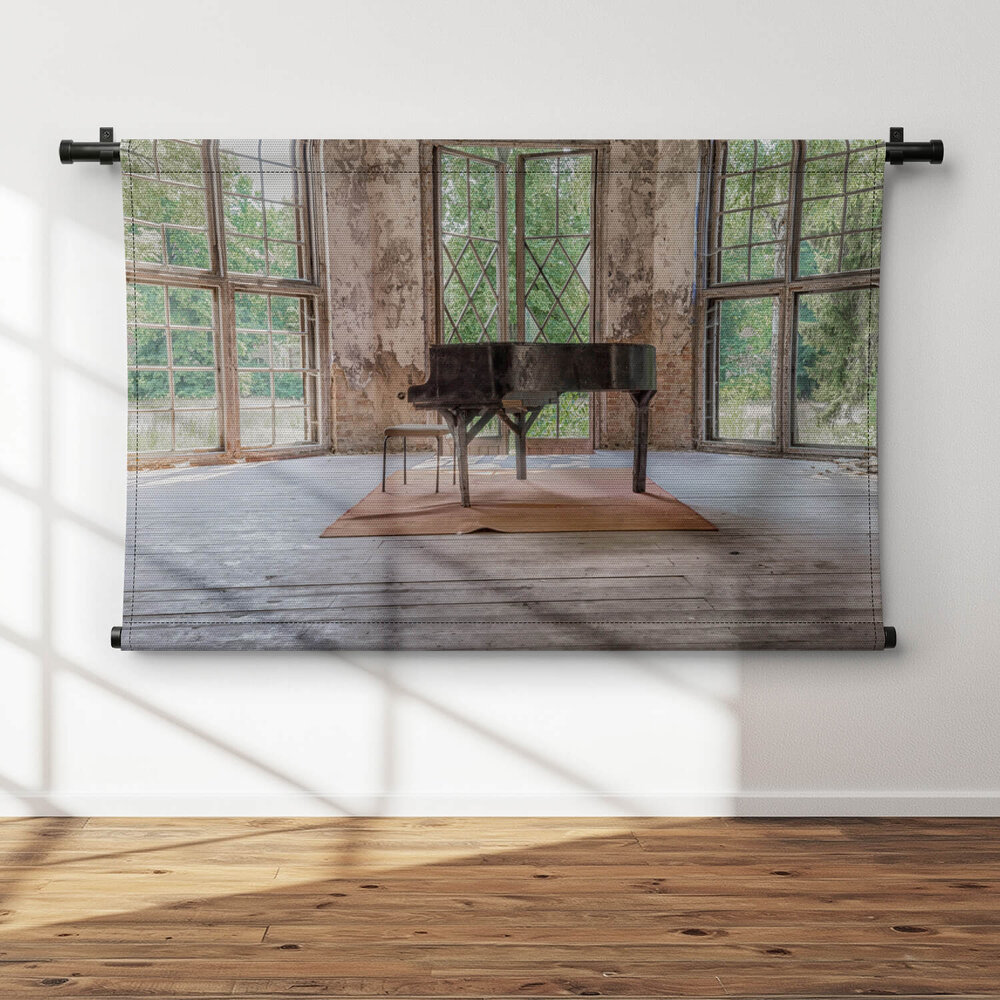 Piano in een verlaten landhuis