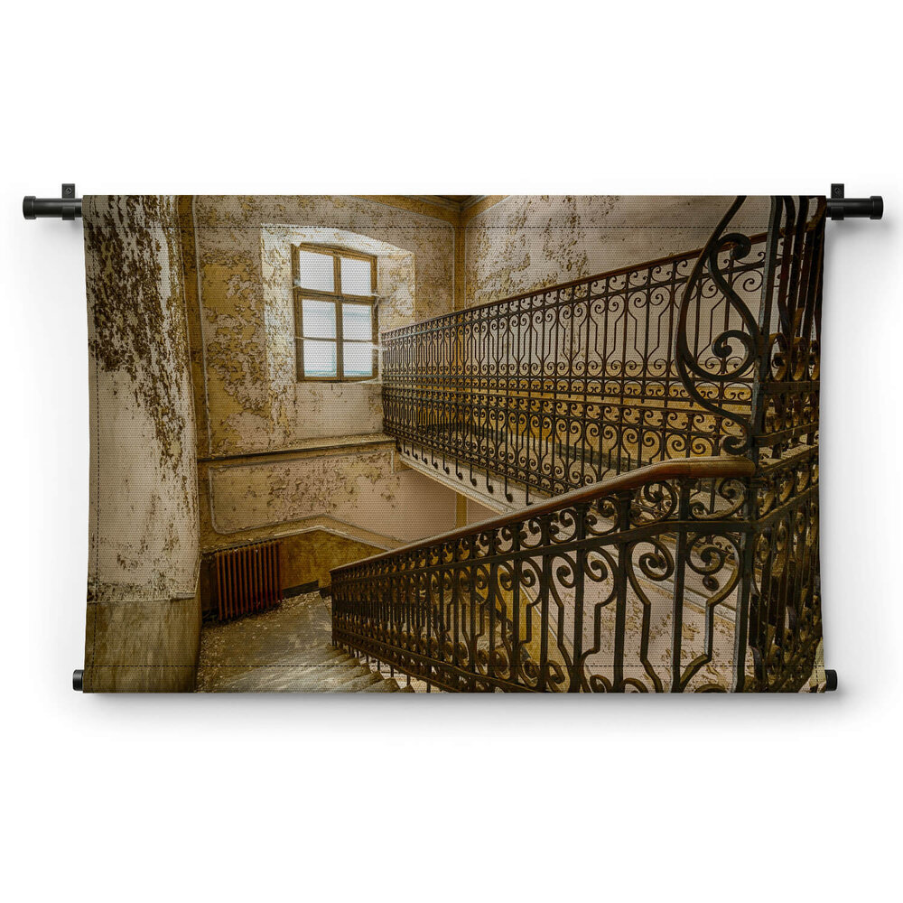 Klassiek trappenhuis in oud en verlaten ziekenhuis