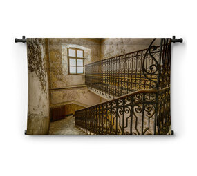 Klassiek trappenhuis in oud en verlaten ziekenhuis