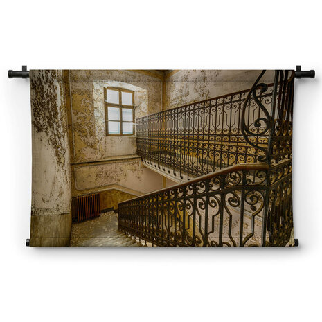 Klassiek trappenhuis in oud en verlaten ziekenhuis