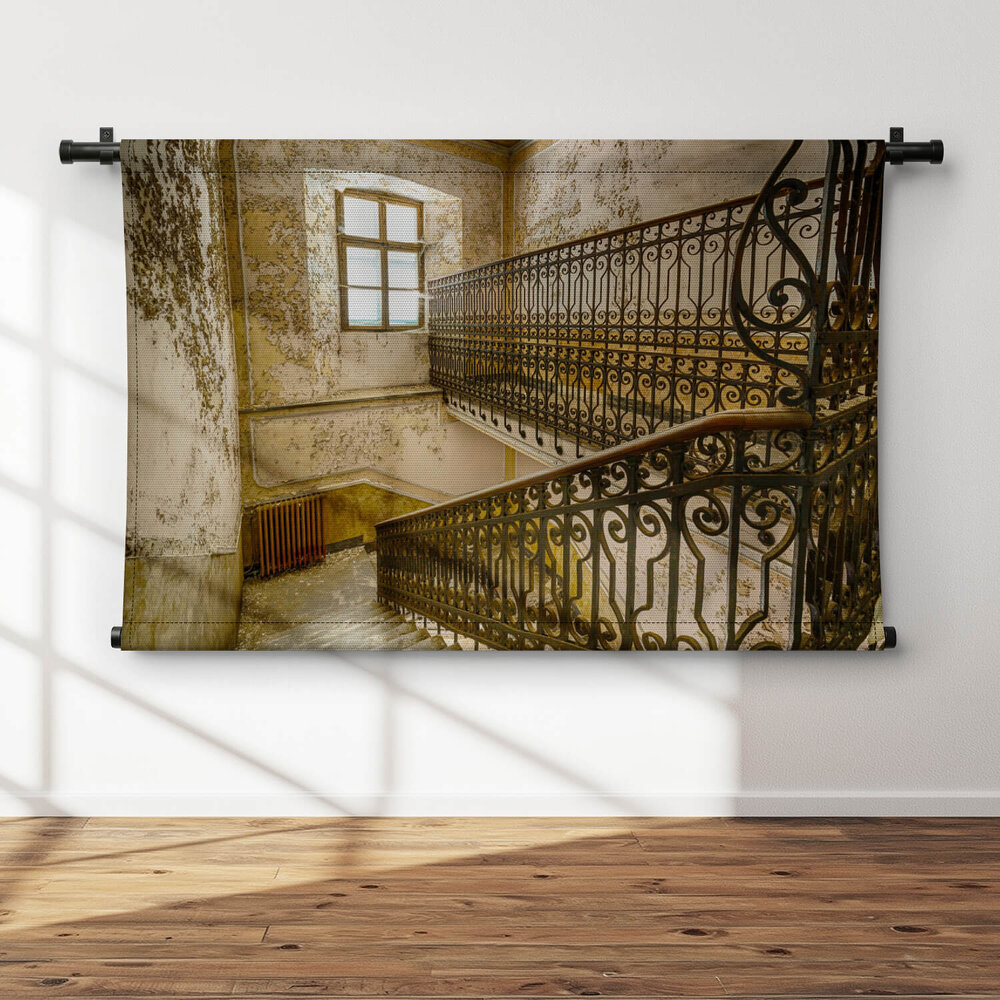 Klassiek trappenhuis in oud en verlaten ziekenhuis