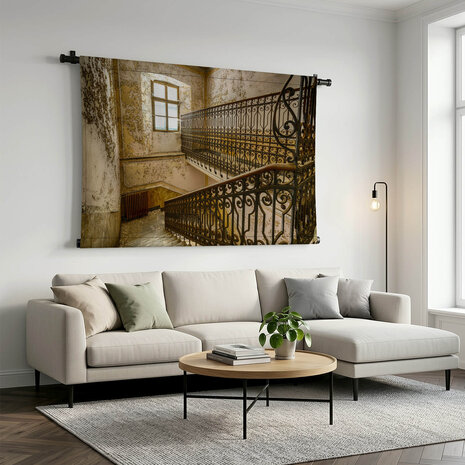 Klassiek trappenhuis in oud en verlaten ziekenhuis