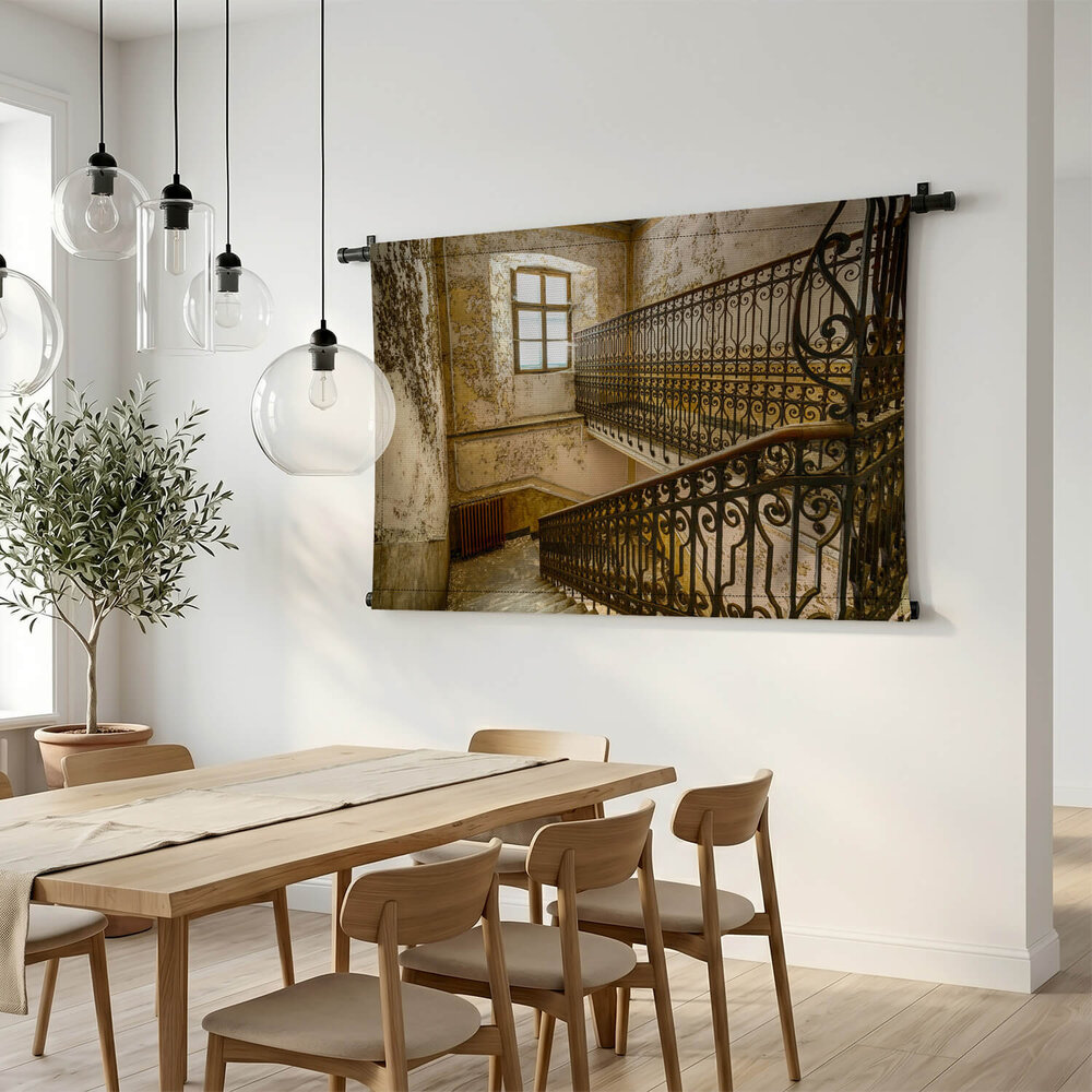 Klassiek trappenhuis in oud en verlaten ziekenhuis
