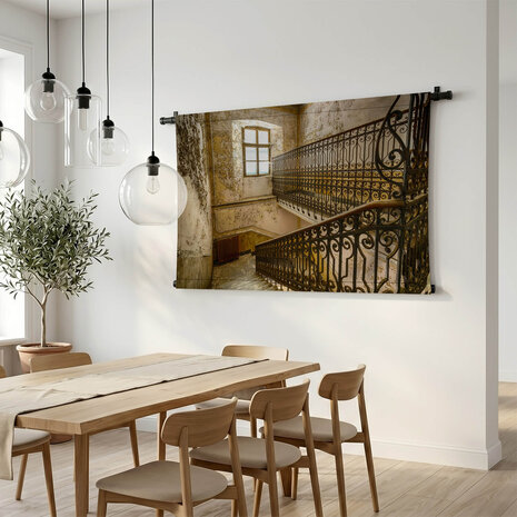 Klassiek trappenhuis in oud en verlaten ziekenhuis