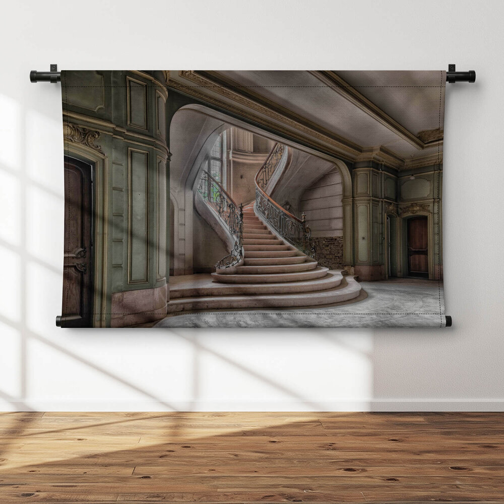 Imposante trap in een oud gebouw