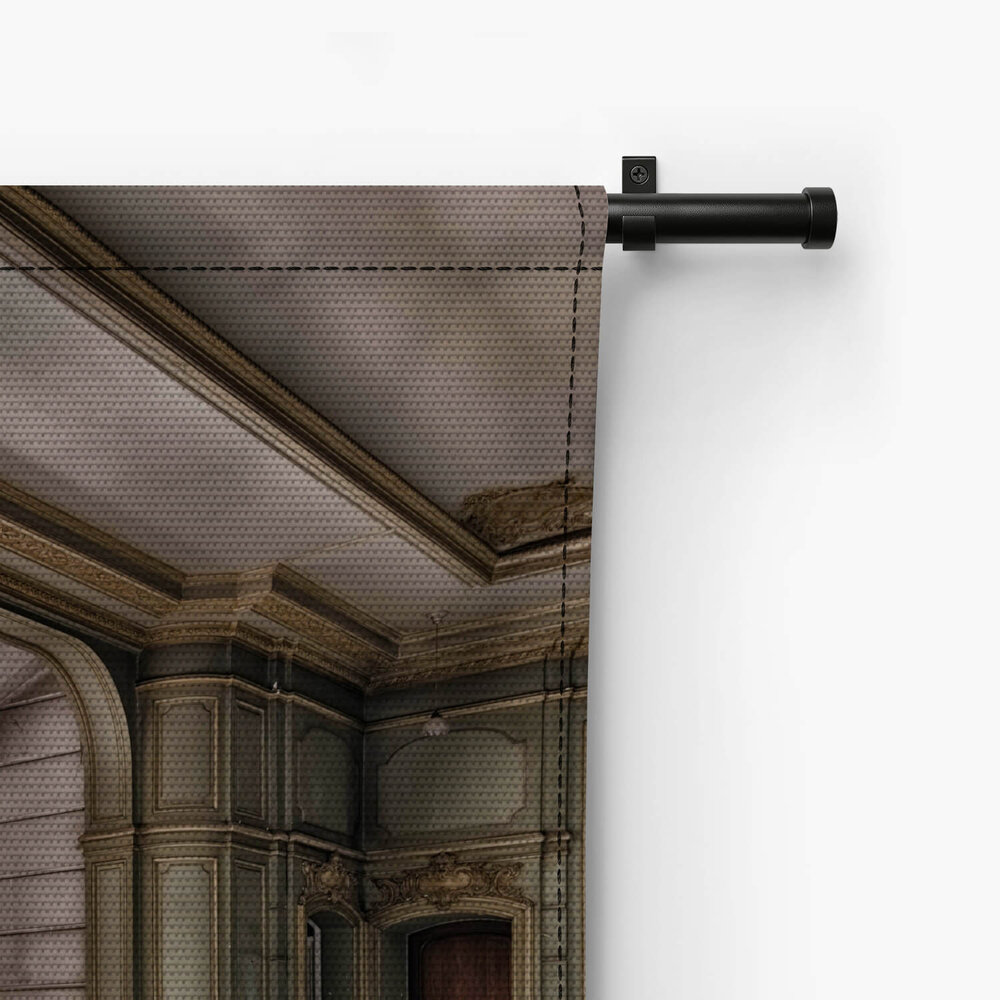 Imposante trap in een oud gebouw
