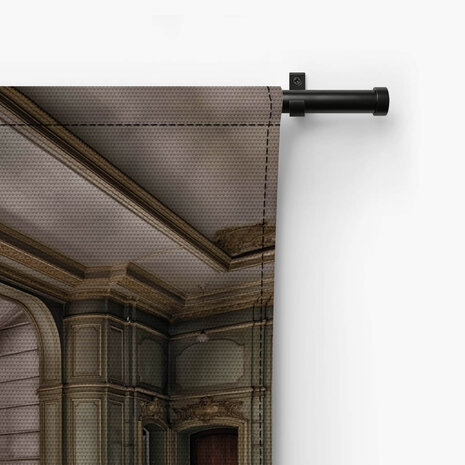 Imposante trap in een oud gebouw