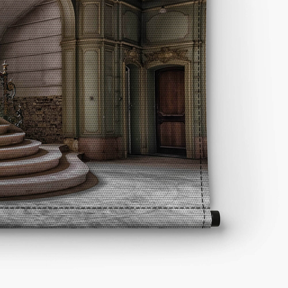 Imposante trap in een oud gebouw