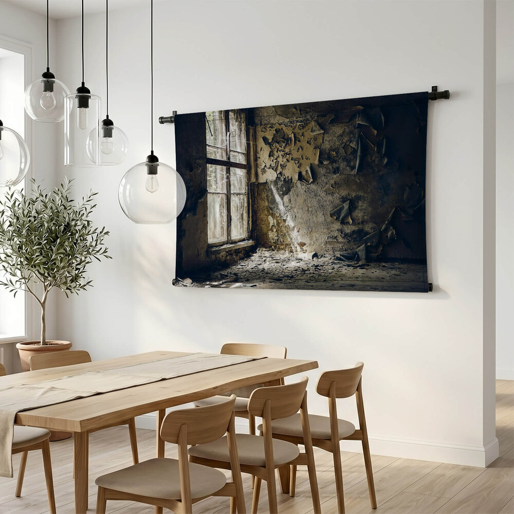 Verwoeste muren van verlaten gebouw met zonlicht door de ramen