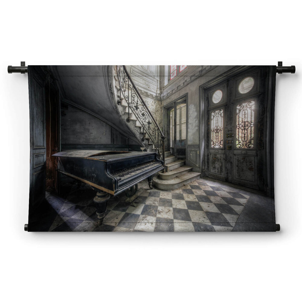 Piano in verlaten kasteeltje in Frankrijk