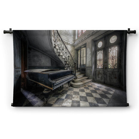 Piano in verlaten kasteeltje in Frankrijk