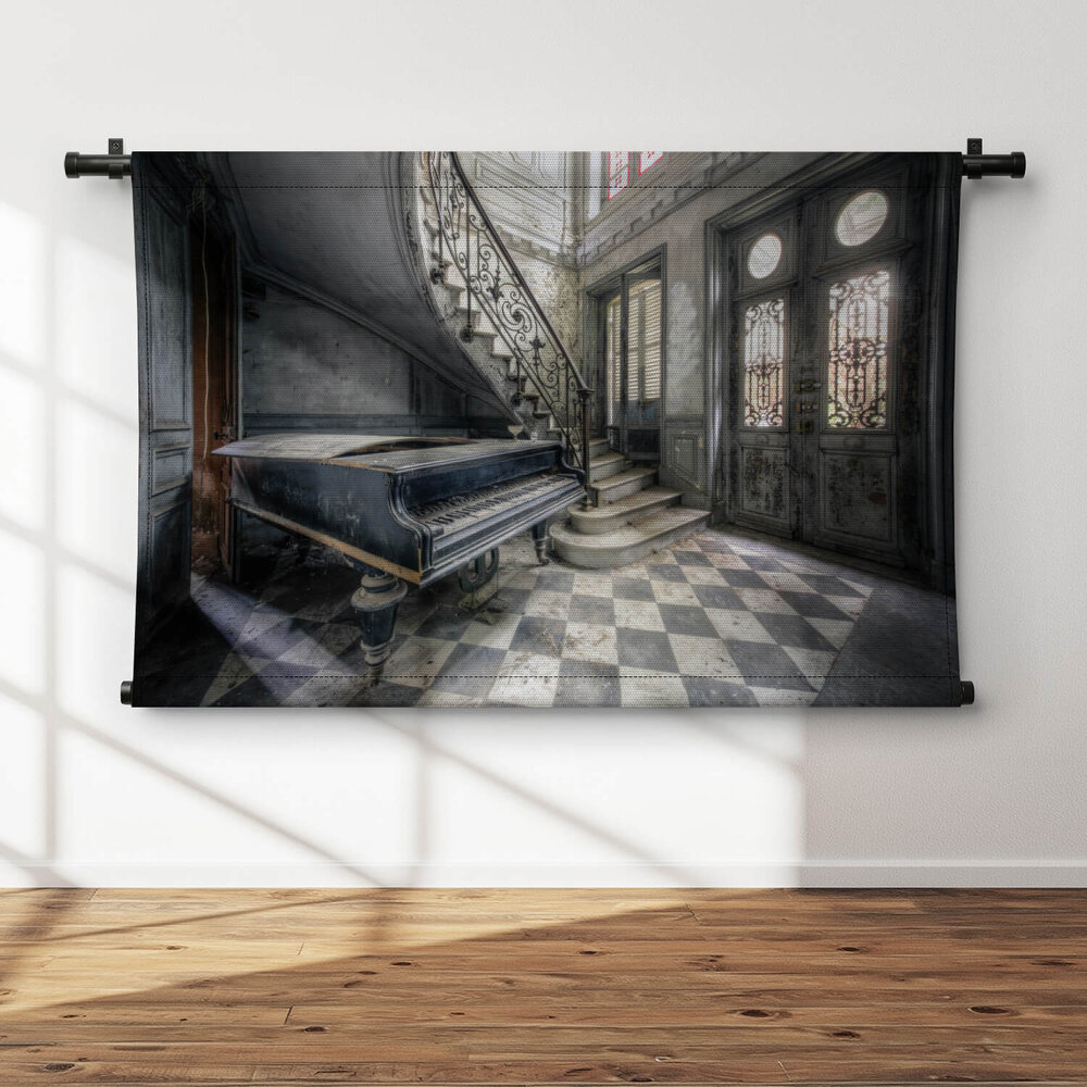 Piano in verlaten kasteeltje in Frankrijk