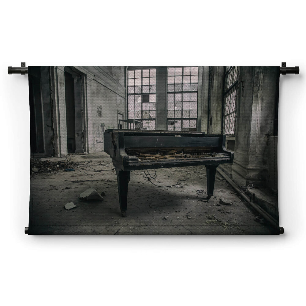 Oude vleugelpiano in een verlaten gebouw