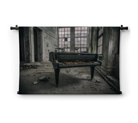 Oude vleugelpiano in een verlaten gebouw