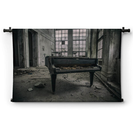 Oude vleugelpiano in een verlaten gebouw