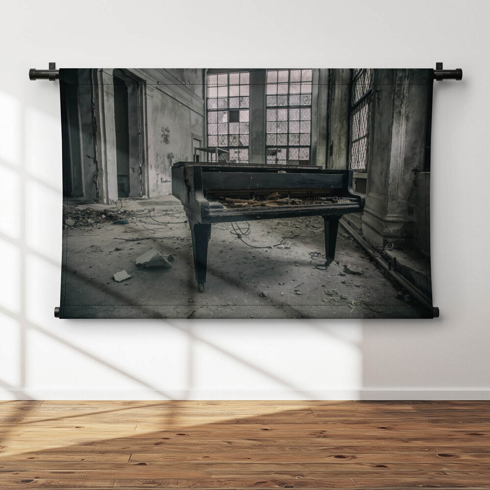 Oude vleugelpiano in een verlaten gebouw