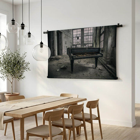 Oude vleugelpiano in een verlaten gebouw
