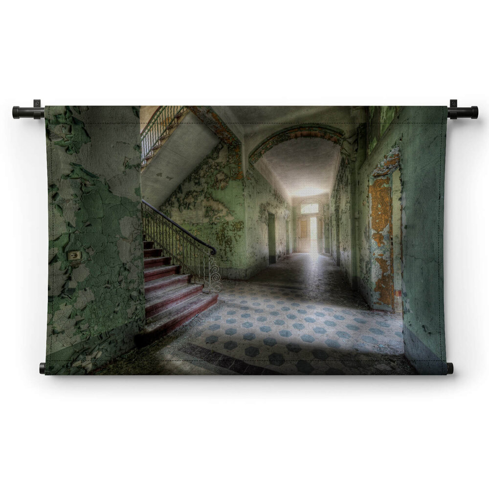 Verlaten gebouw met licht achter de deur