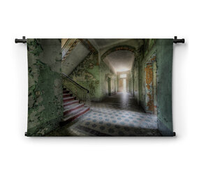 Verlaten gebouw met licht achter de deur