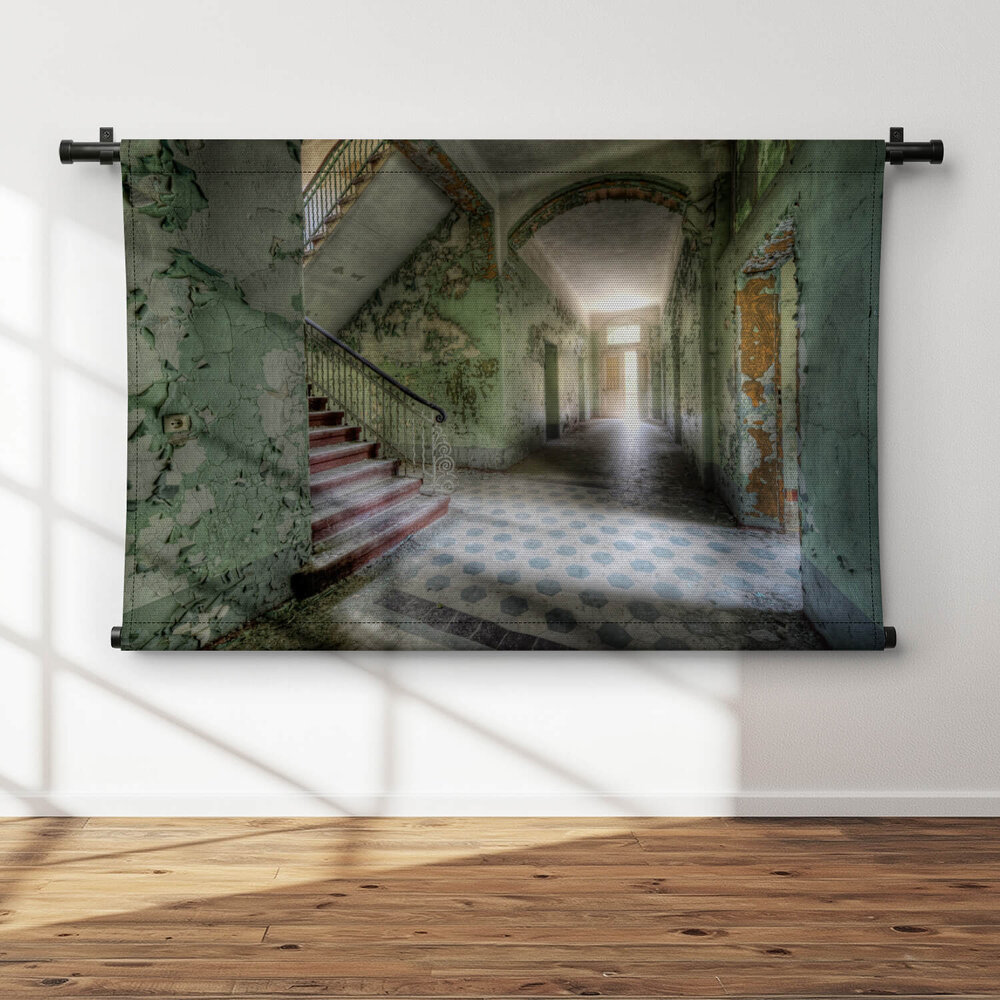 Verlaten gebouw met licht achter de deur