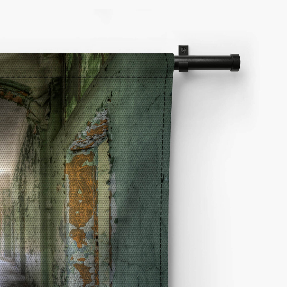 Verlaten gebouw met licht achter de deur