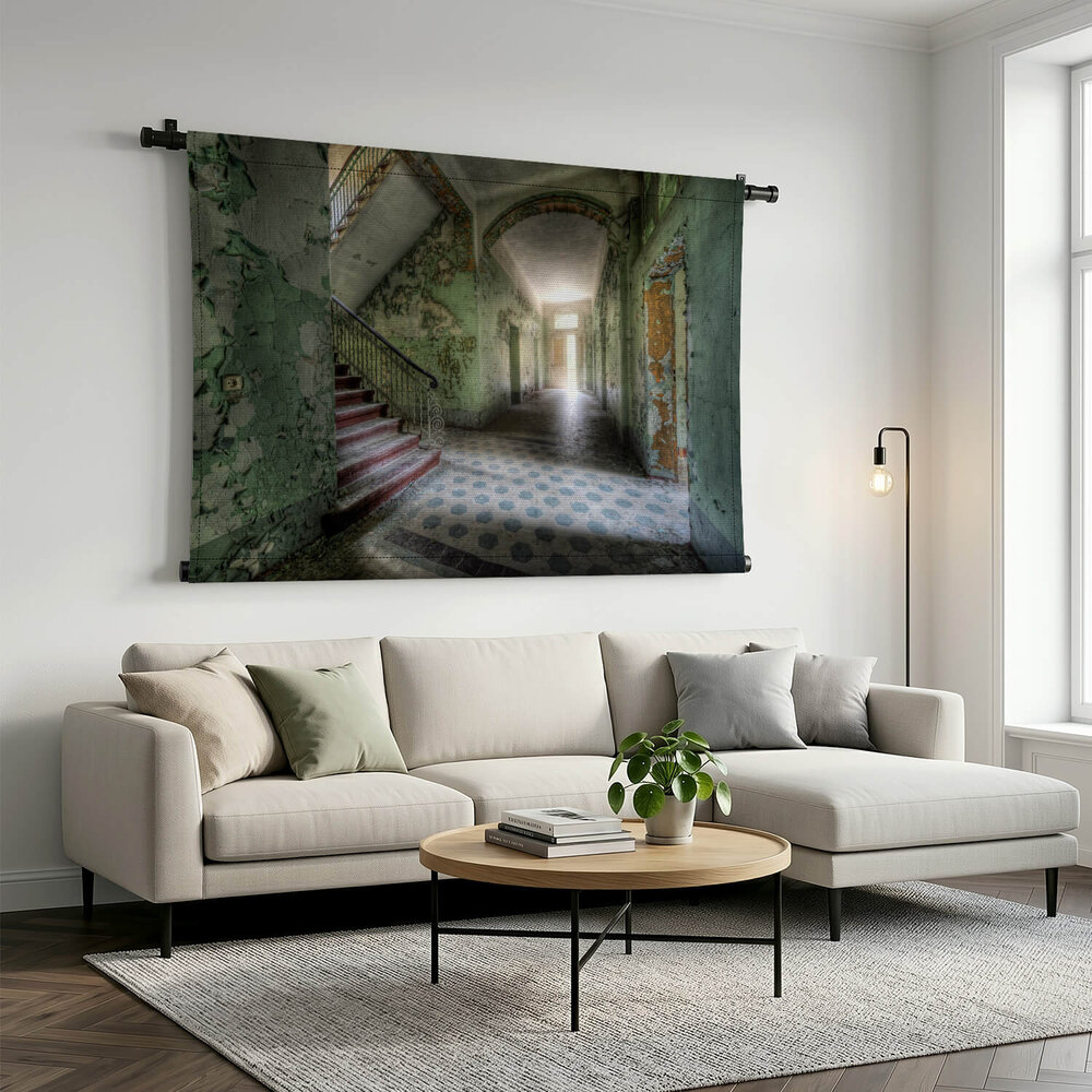 Verlaten gebouw met licht achter de deur
