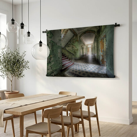 Verlaten gebouw met licht achter de deur
