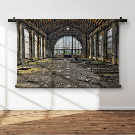 Grote glazen wand in de hal van een verlaten kolenmijn