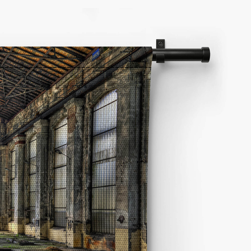Grote glazen wand in de hal van een verlaten kolenmijn