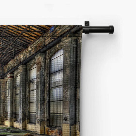 Grote glazen wand in de hal van een verlaten kolenmijn