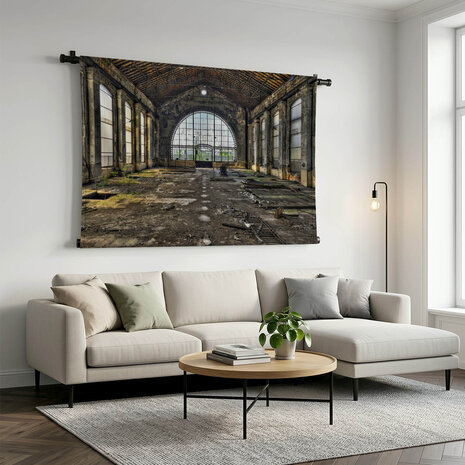 Grote glazen wand in de hal van een verlaten kolenmijn