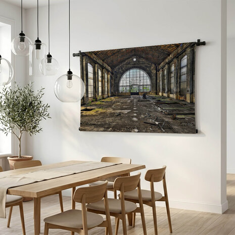 Grote glazen wand in de hal van een verlaten kolenmijn