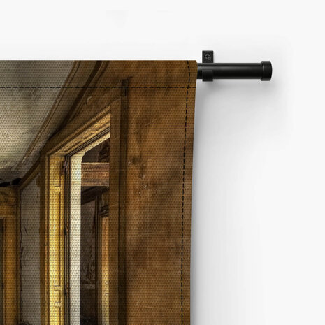 Enorme stenen trap in een verlaten fabriek