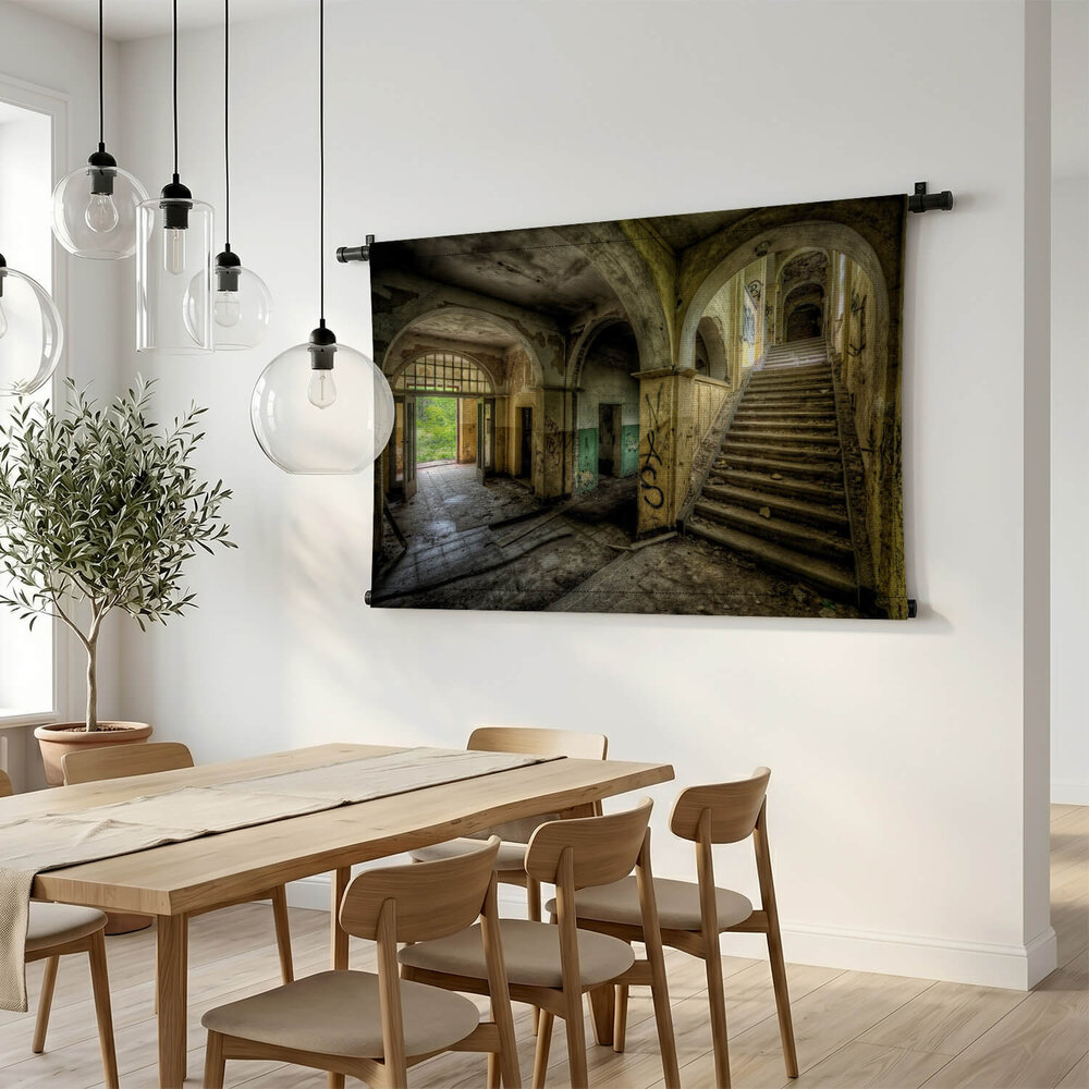 Indrukwekkend oud en verlaten huis met bogen