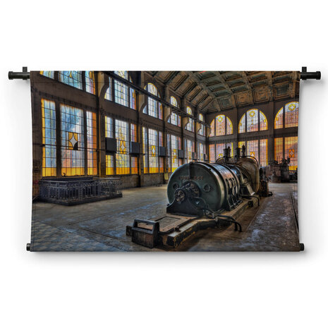 Grote krachtige machine in verlaten gebouw