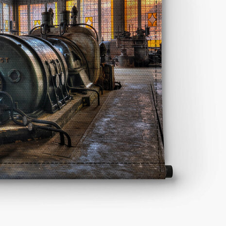 Grote krachtige machine in verlaten gebouw