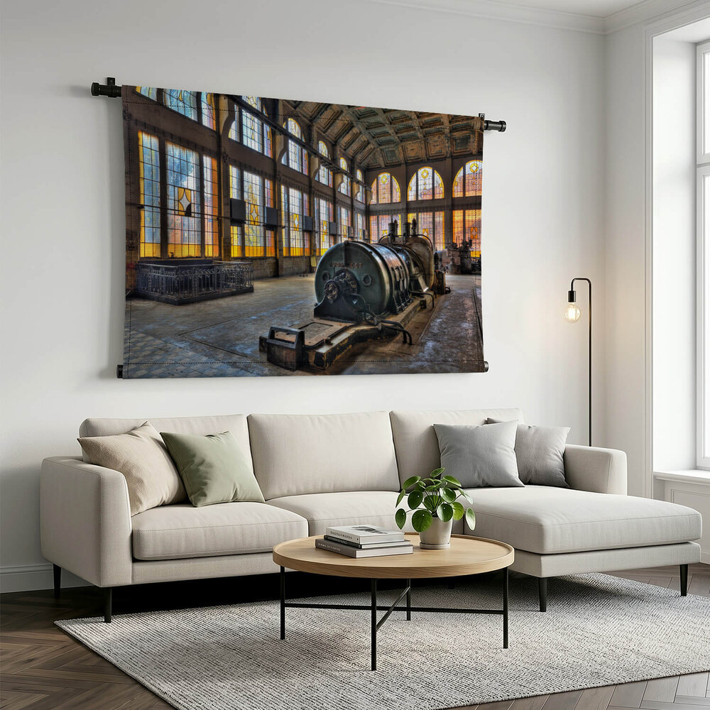 Grote krachtige machine in verlaten gebouw