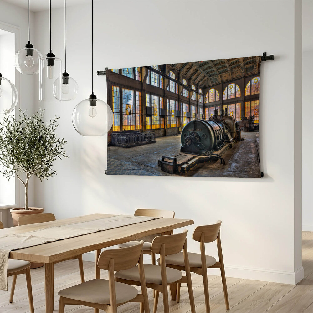 Grote krachtige machine in verlaten gebouw