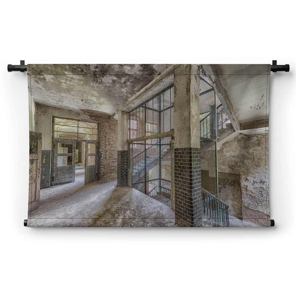 Oud trappenhuis in een verlaten gebouw