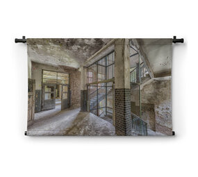 Oud trappenhuis in een verlaten gebouw