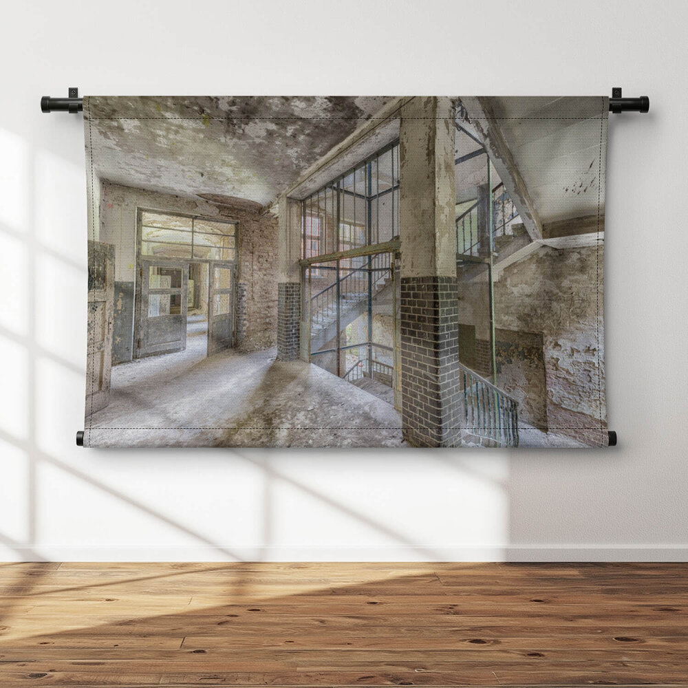 Oud trappenhuis in een verlaten gebouw