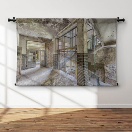 Oud trappenhuis in een verlaten gebouw