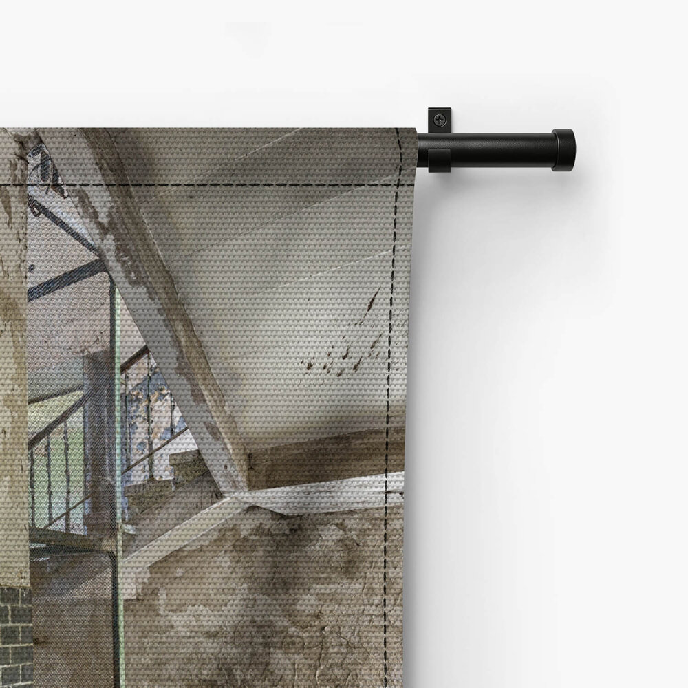 Oud trappenhuis in een verlaten gebouw